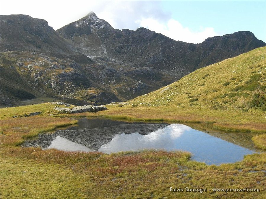 04 M.te Sasna 2229 m.  e lago di Sasna 1961 m..jpg